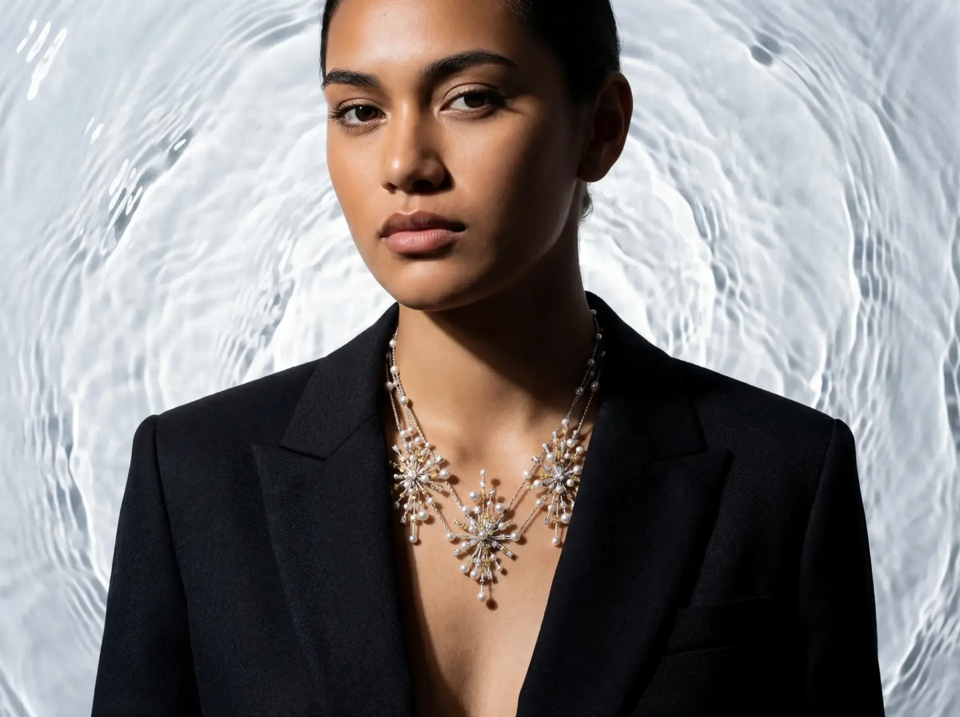 Visuel porté de haute joaillerie qui pose le langage visuel de la collection