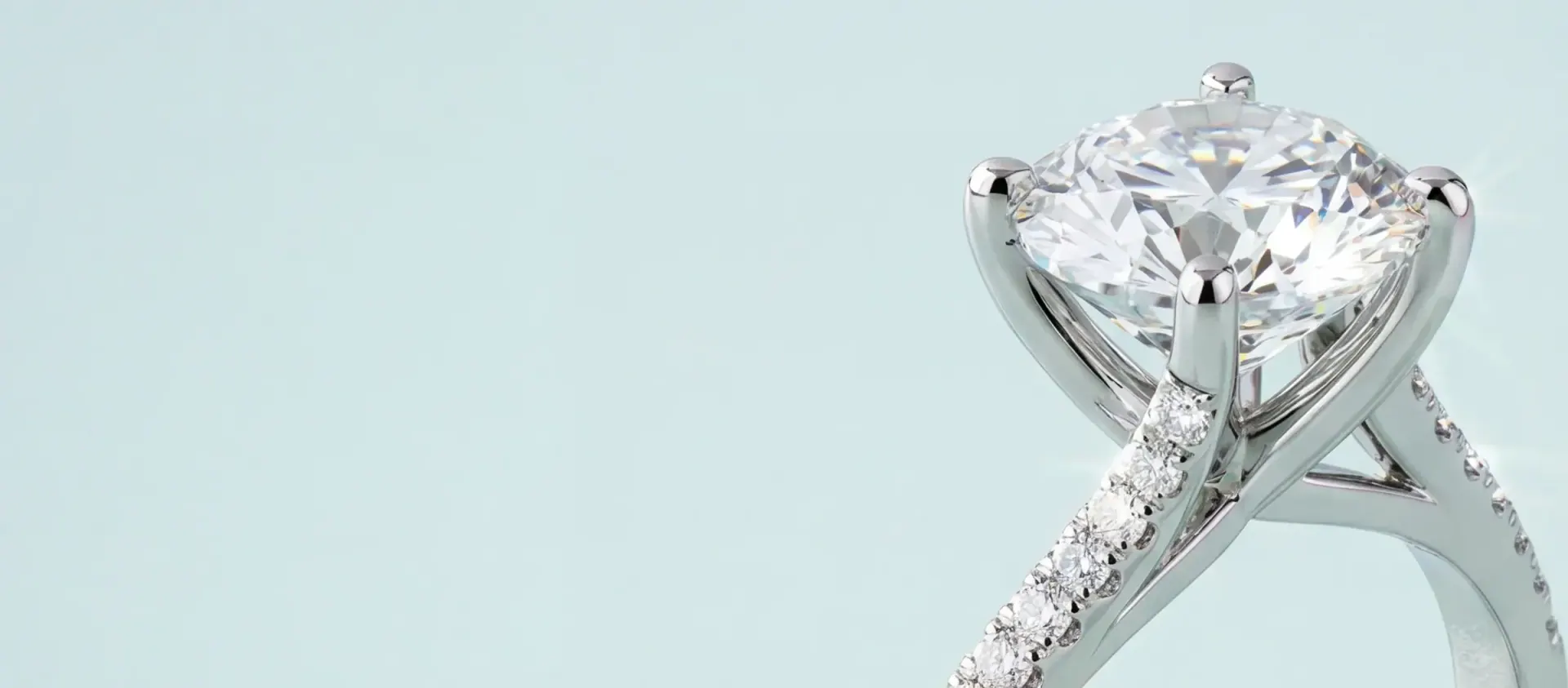 Bague solitaire en diamant sur fond bleu pâle